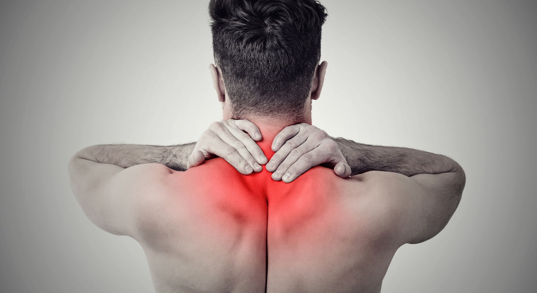 Patient soulageant des douleurs liées à l'arthrose cervicale en kinésithérapie