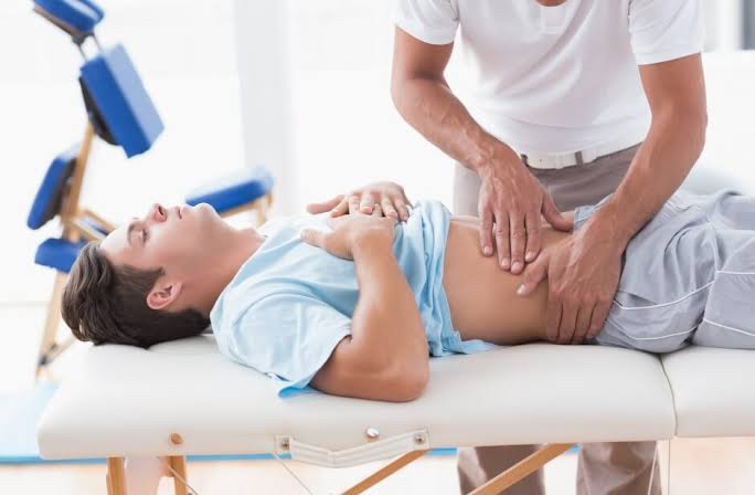 Patient bénéficiant d'une rééducation après une chirurgie abdominale